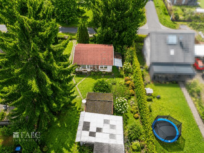Gepflegter Bungalow auf großzügigem Grundstück - FALC Immobilien – Hausansicht Garten