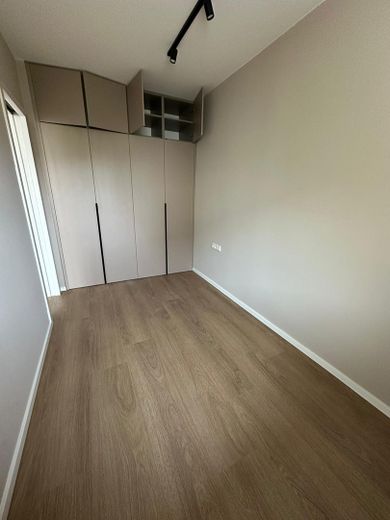 Neuwertig kernsanierte 2-Zimmer-Wohnung mit Balkon, Designer-Küche & Ankleide in Westend – Schlafzimmer