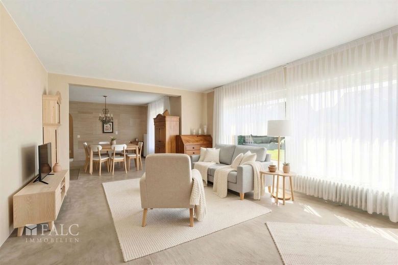 Wohnen mit Perspektive: Einfamilienhaus inklusive Einliegerwohnung auf 878 m² Sonnengrundstück – Wohnzimmer_EG - (KI generiert)