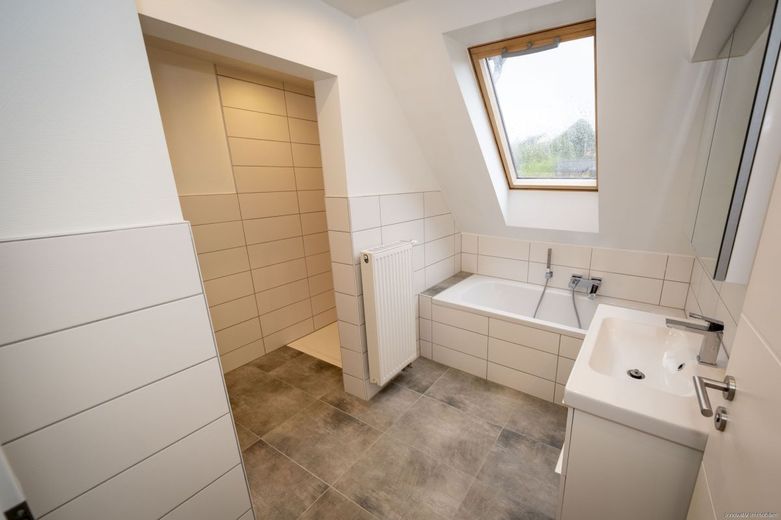 Modernisiertes Einfamilienhaus in kleiner Nebenstraße von Püttlingen – Badezimmer Dachgeschoss