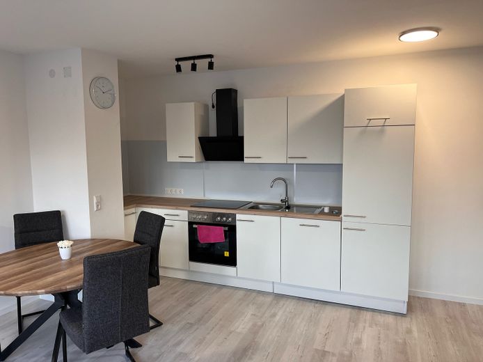 Sanierte und möblierte Wohnung mit Balkon im Herzen von Stuttgart-Vaihingen – Küche-Wohnzimmer1
