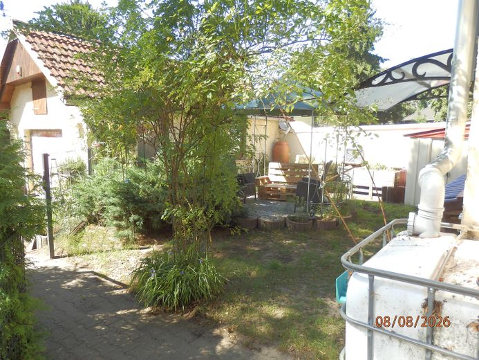 modernisierte Doppelhaushelfte mit zwei Wohnungen auf 403,50 qm Grundstück mit Garage – Garten mit Pavillon und Garage