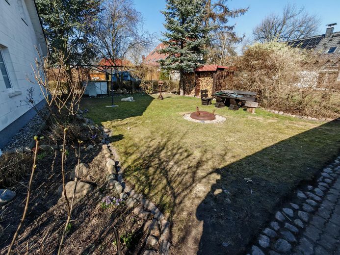 Blumenbeet u. Grünfläche