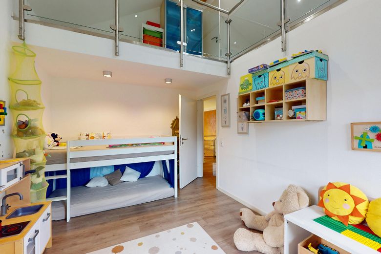Modernes Wohnen für Familien: Freistehendes A+ Einfamilienhaus mit großzügigen Außenflächen – Kinderzimmer OG