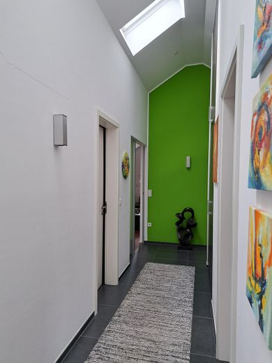 hoher Flur mit Dachfenstern