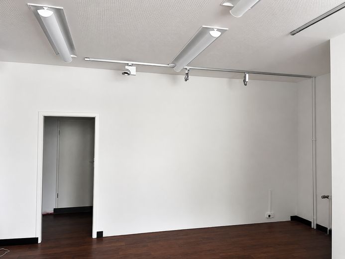 Praxis / Therapie / Massage / Büro – ca. 67 m² Erdgeschoss mit Schaufenster & Parkplatz – Laden rechte Seite und Eingang