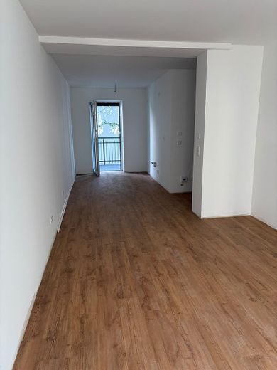 ¡Primera ocupación tras reforma! Moderna vivienda de 2 estancias con balcón y cocina equipada en el centro sur – Küche WE links Zugang Balkon