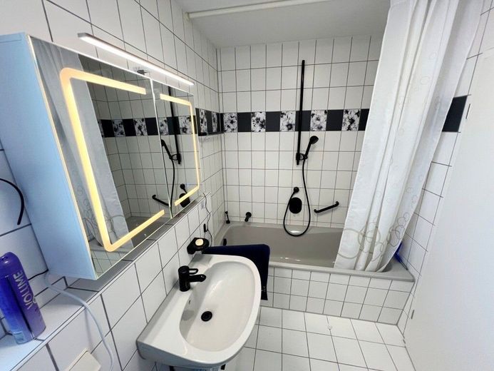 BEZUGSFREIES DACHGESCHOSS MIT EINBAUKÜCHE – mit Badewanne