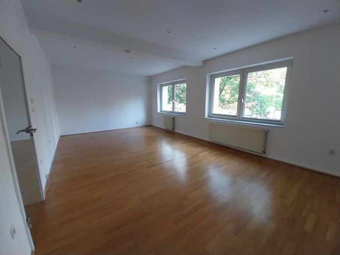HSD-nah, provisionsfrei, bezugsfrei: 3-4 Z, 1.OG, Vollbad, Balkon, EBK – Wohnzimmer Bild 2