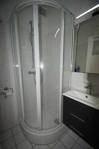 Möblierte und frisch sanierte 1-Zimmer-Wohnung in guter Lage zu vermieten – Bad