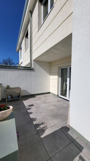Lichtrijk 4-kamerappartement met groot balkon in de villawijk – Foto 8