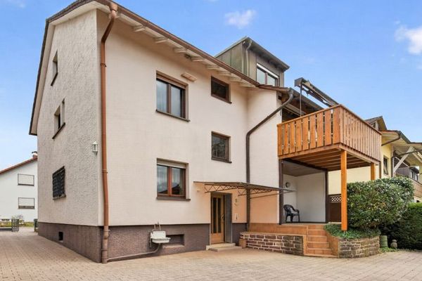 Casa bifamiliar con un gran jardín, bonitas vistas y mucho potencial
