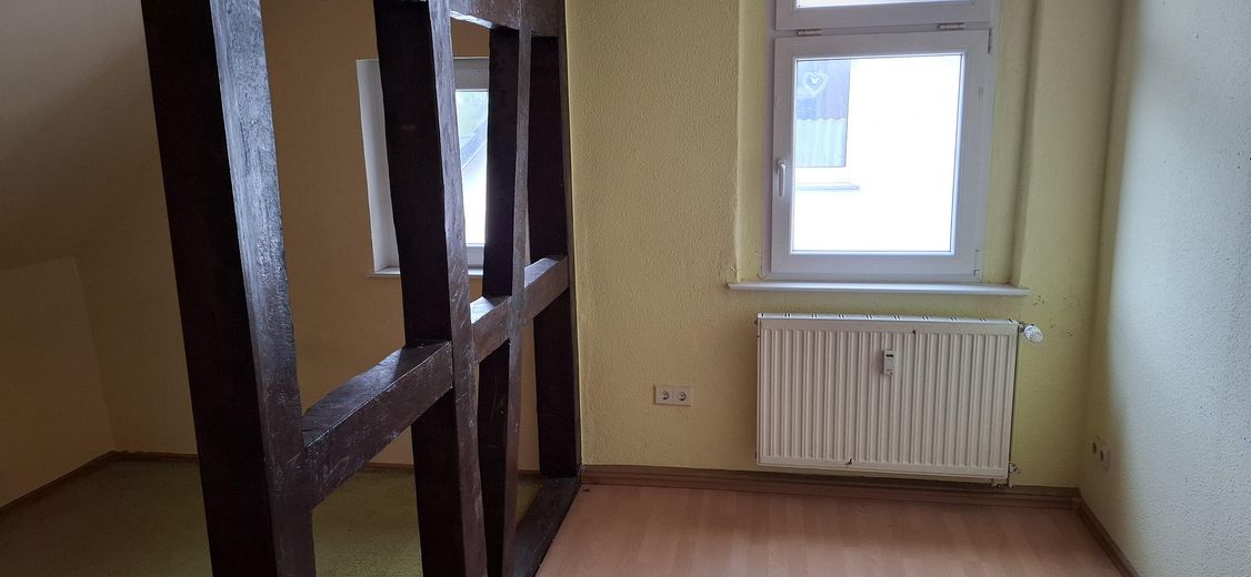 4-Raum-DG-Wohnung mit Garage in Kretzschau – Zimmer links