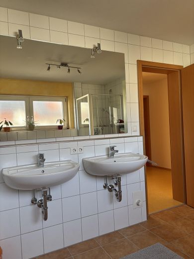 OG-Bad: 2 Waschbecken + WC