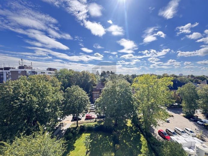 GANZ OBEN MIT HERRLICHEM SONNENBALKON – Foto 1