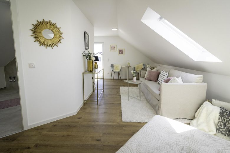 *Provisionsfrei**Neuwertig**Balkon**Klimaanlage**Dachgeschosswohnung 2. Obergeschoss Niederwerrn* – 1-Zimmer Wohnung
