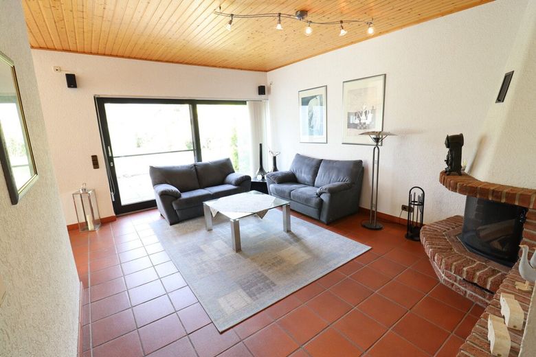 TOP! Sehr gepflegtes Architektenhaus mit Keller u. Anbau , besonders und individuell mit großem Garten ! – Kaminzimmer mit Zugang Terrasse 2
