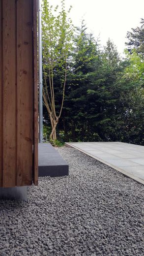 Energieeffizientes Einfamilienhaus (A) mit Panoramablick im Taunus – Detail Terrasse und Garten
