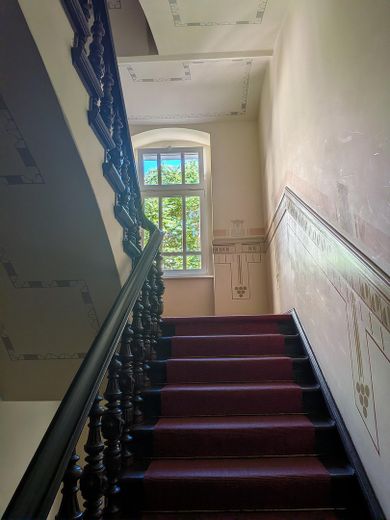 Friedrichshain'de balkonlu bakımlı 2 odalı eski bina dairesi – özelden, komisyonsuz – Treppenhaus