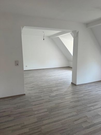 Charmante Dachgeschosswohnung im 2. Obergeschoss – großzügiges Wohnen im beliebten Stadtosten – Wohnen 2