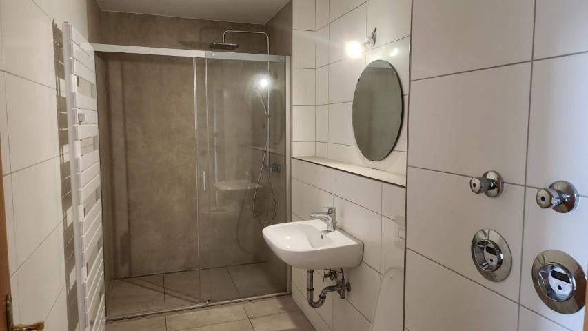 Kaßberg'de 6 aydınlık oda, modern banyo ve âşık olunacak panoramik manzarayla ferah yaşam – Saniertes Bad mit Dusche