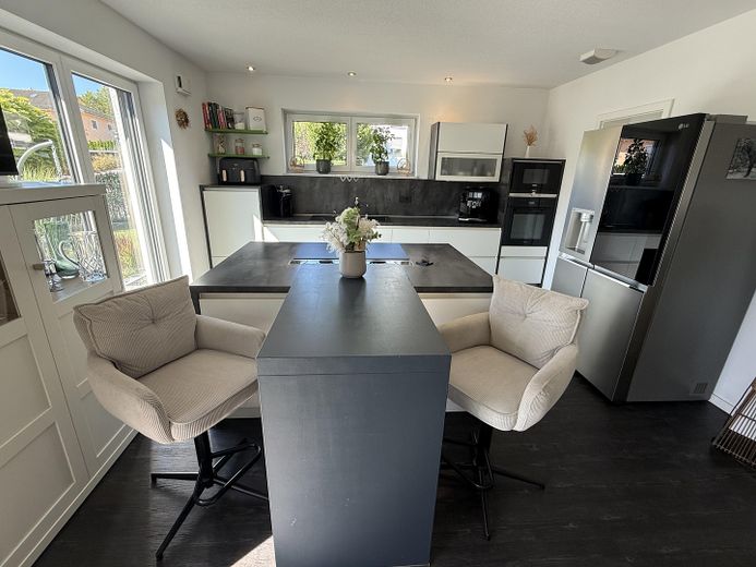 Neuwertiges Einfamilienhaus mit Wärmepumpe, PV, Doppelgarage & hochwertiger Ausstattung – Foto 17