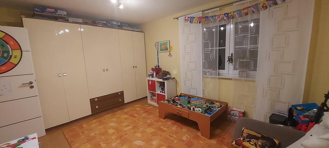 Geräumiges und modernisiertes 8-Zimmer-Einfamilienhaus mit geh. Innenausstattung in bester Lage – Schlafzimmer EG