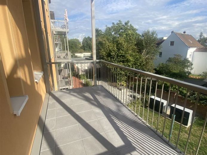 Wurzen* Şehir Parkı’nda* balkonlu aydınlık 2 odalı daire* ikinci kullanım* parke* ankastre mutfak* – Fotoğraf 1