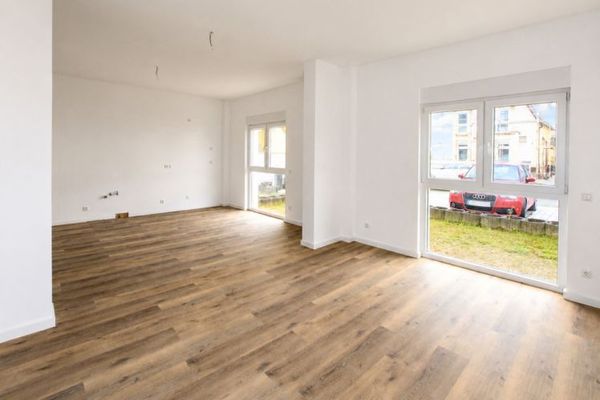 Kernsaniert auf Neubauniveau: Barrierefreie 4-Zimmer-Erdgeschosswohnung mit Terrasse und Stellplatz