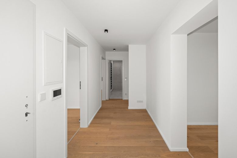 Exklusiv modernisierte 4-Zimmer-Wohnung mit Balkon in ruhiger Wohnlage – Erstbezug – Flur