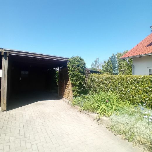 Carport und Stellplätze