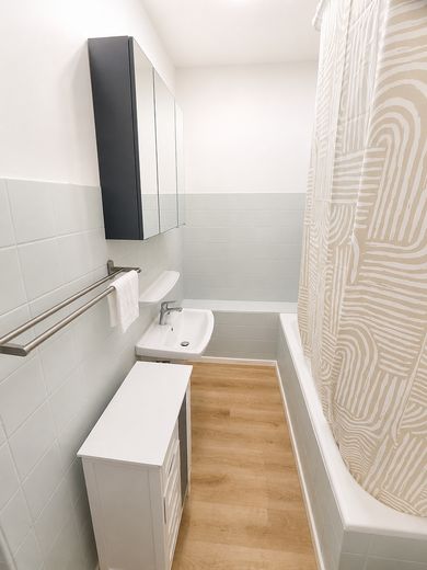 Möbliertes 22 m² WG-Zimmer – Frauen-WG in Düsseldorf-Heerdt– ruhig & hochwertig – Waschbecken