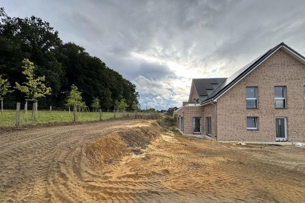 Hochwertige 3-Zimmer-Gartenwohnung mit Südterrasse, Designküche & Blick ins Grüne
