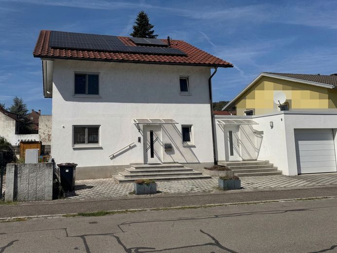 Grosses Einfamilienhaus in zentraler Lage – Frontansicht