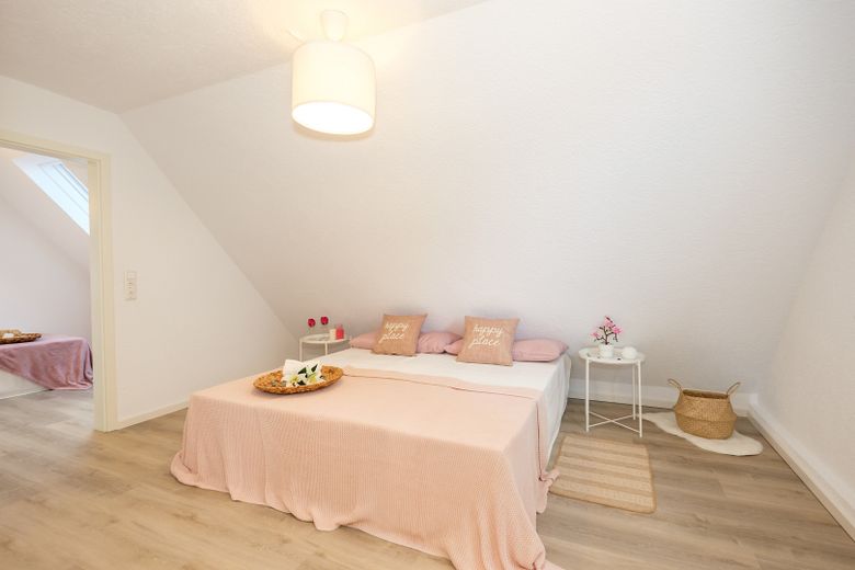 Wunderschönes Einfamilienhaus mit Anliegerwohnung  -  Provisionsfrei! – Schlafzimmer (DG | ursprüngl.)