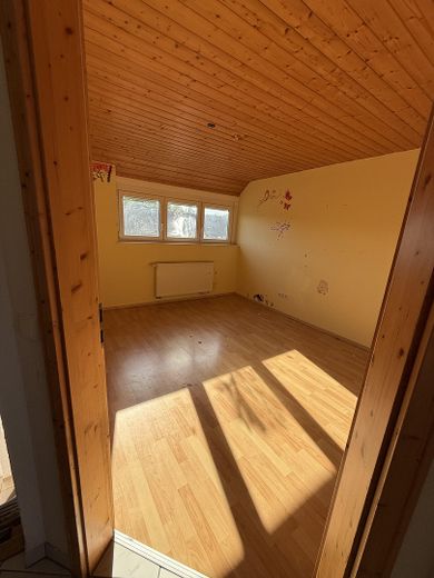 Gelflegte Doppelhaushälfte mit großem 580 m² Grundstück und Carport provisionsfrei bezugsfrei – 1. Kinderzimmer 1. OG