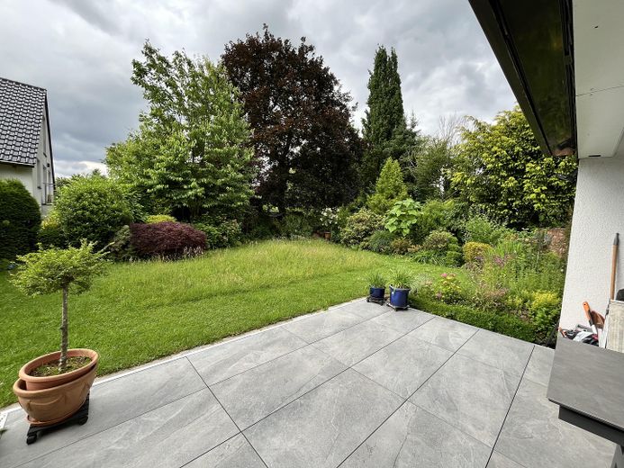 Einfamilienwohnhaus in Schwerte Westhofen (energetisch saniert) – Terrasse und Gartenblick