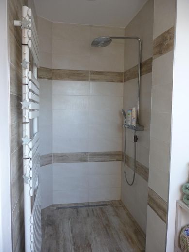 Ebenerdige übergroße Dusche