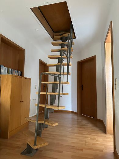 Gepflegte Doppelhaushälfte mit Einliegerwohnung in ruhiger Ortsrandlage von Ulm-Mähringen – Flur OG/Zugang Studio