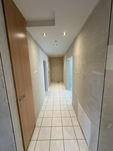 Modernized 3-room ground-floor apartment with garden, terrace and two parking spaces – Flur zum Eingang