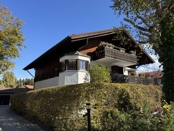 Frisch renovierte stilvolle, helle Wohnung – Photo 2