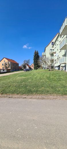 Frisch renoviert: 4 Zimmer, Balkon, EBK und Stellplatz – Außenansicht 1