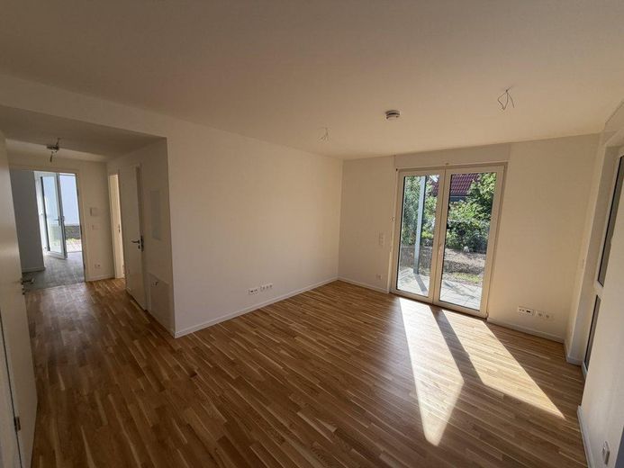 Jouw nieuwe thuis in het groen: nieuwbouwappartement met 2 kamers en tuin – Wohn/küche