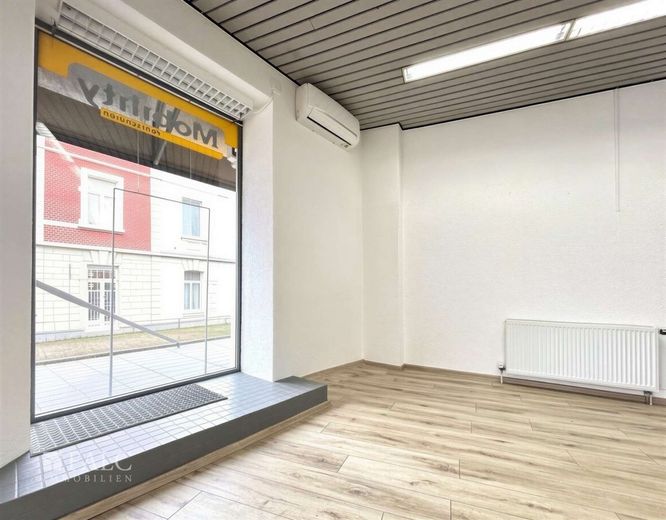 Zwei Schaufenster, unzählige Möglichkeiten - Maximale Sichtbarkeit in Uerdingen – Showroom Bild 3 - leer (KI generiert)