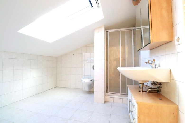Mörse + + viel Platz + + 5 Zimmer + +  2x Balkon + + Carport + + Keller – Bad im DG
