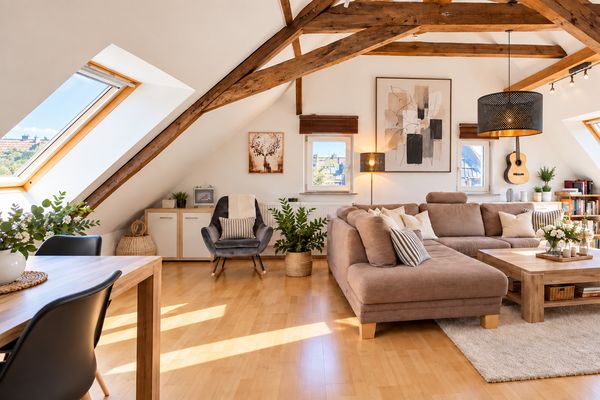 Toplage, helles Dachgeschoss mit Südbalkon und Einbauküche!