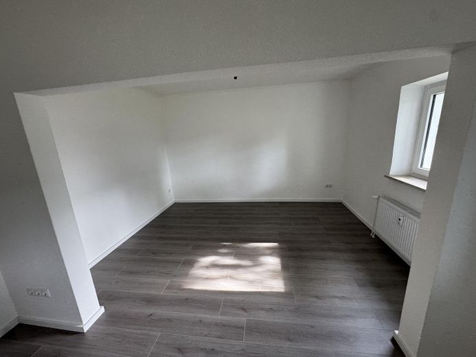 Renovierte 3,5 Zimmer EG Wohnung mit Garten – Wohnzimmer