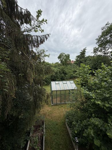 Wohnen mit Charakter: Charmantes Einfamilienhaus mit großem Garten & Kamin – Ausblick Garten Balkon