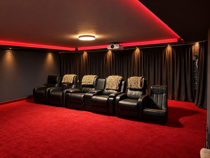 Havuz, ev sineması ve seçkin yaşam konforuyla aile cenneti – Kino KI generiert