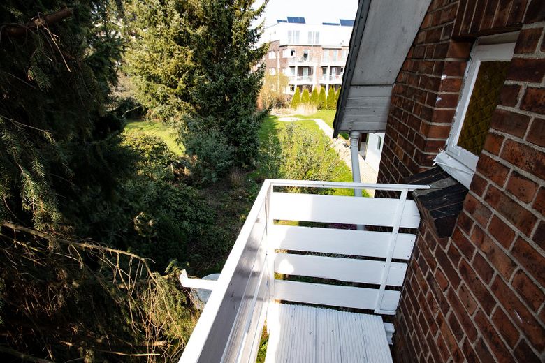 Historische Rotklinkervilla – kernsaniert mit optionalem Baugrundstück – Blick vom Balkon in den Garten
